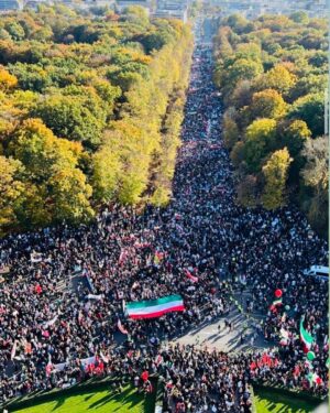 Katja Riemann Instagram - Today in Berlin! Es war so beeindruckend und berührend und hoffnungsvoll. Ich bin dankbar, dass ich inmitten der riesigen iranischen crowd mitlaufen durfte.
#womenlifefreedom