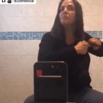 Katja Riemann Instagram - Repost @duzentekkal Frauen in der Welt schneiden sich aus Protest die Haare ab, um auf die Ermordung der 22jährigen Iranerin #mahsaamini (ihr kurdischer Name ist #zhinaamini) aufmerksam zu machen, die verhaftet wurde, da ihre Haare nicht ganz versteckt waren unter dem Hijab. Sie wurde in Haft misshandelt und starb vemutlich an einer Hirnblutung. In welcher Welt wollen wir leben, wird oft gefragt. In talkshows, Büchern, Medien. Gegenfrage: in was für einer Welt leben wir? PS: Danke für eure Kommentare