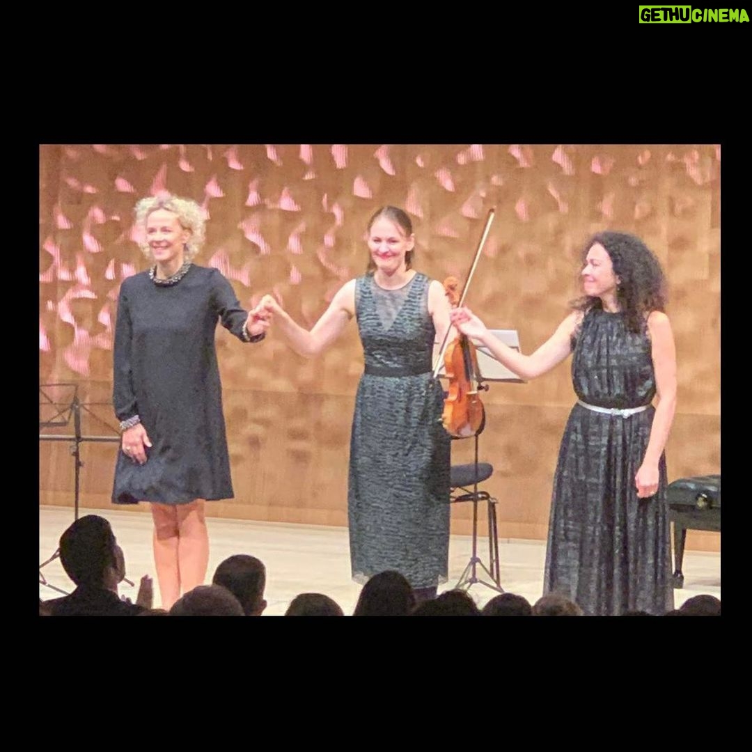 Katja Riemann Instagram - Fertig. Das war schön! Dank an alle, die es möglich gemacht haben. Wir sind so dankbar, dass wir wieder spielen dürfen!!! @marianna_shi @hoelscherfranziska @harbourfront_literaturfestival harbour @elbphilharmonie