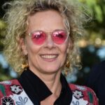 Katja Riemann Instagram - Was für eine unglaubliche location für ein Filmfestival…man möchte immerzu auf den blauen Scharmützelsee schauen und fragt sich, wie konnten die Menschen die Schönheit und Intelligenz der Natur in so kurzer Zeit versauen... Hier hat #volkerschlöndorff seine Doku „Der Waldmacher“ gezeigt, in der es um Wiederbewaldung in westafrikanischen communities geht., indem man den unterirdischen Wald wieder zum Leben bringt. @filmohnegrenzen @gutundboesel @maxbefort (hat mich netter Weise begleitet) photos by @boristrenkel.fotografie
