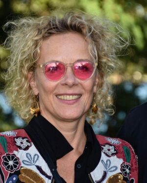 Katja Riemann Instagram - Was für eine unglaubliche location für ein Filmfestival…man möchte immerzu auf den blauen Scharmützelsee schauen und fragt sich, wie konnten die Menschen die Schönheit und Intelligenz der Natur in so kurzer Zeit versauen... Hier hat #volkerschlöndorff seine Doku „Der Waldmacher“ gezeigt, in der es um Wiederbewaldung in westafrikanischen communities geht., indem man den unterirdischen Wald wieder zum Leben bringt. 

@filmohnegrenzen 
@gutundboesel @maxbefort (hat mich netter Weise begleitet)
photos by @boristrenkel.fotografie