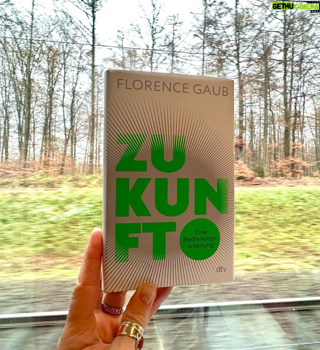 Katja Riemann Instagram - Les ich gerad. @florencegaub ist Politikwissenschaftlerin, Zukunftsforscherin und Militärstrategin. „Zukunft ist per Definition immer anders als die Gegenwart, sie muss es sein, um zu begeistern. Science-Fiction-Filme sind gerade deshalb so faszinierend, weil sie uns etwas zeigen, das anders, im Idealfall besser, ist als das Jetzt. Ein futuristischer Film, der zeigt, wie eine Gesellschaft es geschafft hat, sich gar nicht zu verändern, wäre ein Flop.“
