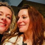 Katja Riemann Instagram - Mit meiner Liebsten @schorinadine in der @barjedervernunft bei den Geschwistern Pfister. Zwei Stunden den Wahnsinn der Welt ausknipsen und diesen grossartigen Performern und Sängerinnen plus Band zuhören und zusehen. Wir danken euch dafür.