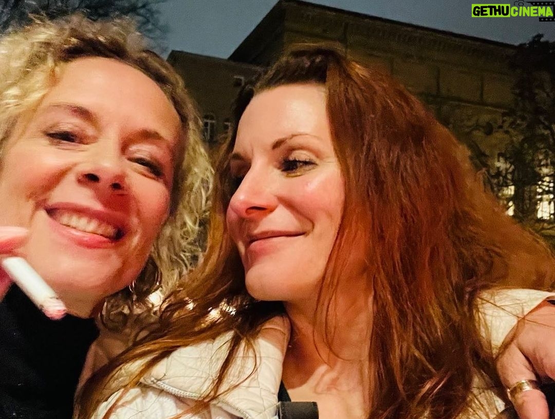 Katja Riemann Instagram - Mit meiner Liebsten @schorinadine in der @barjedervernunft bei den Geschwistern Pfister. Zwei Stunden den Wahnsinn der Welt ausknipsen und diesen grossartigen Performern und Sängerinnen plus Band zuhören und zusehen. Wir danken euch dafür.