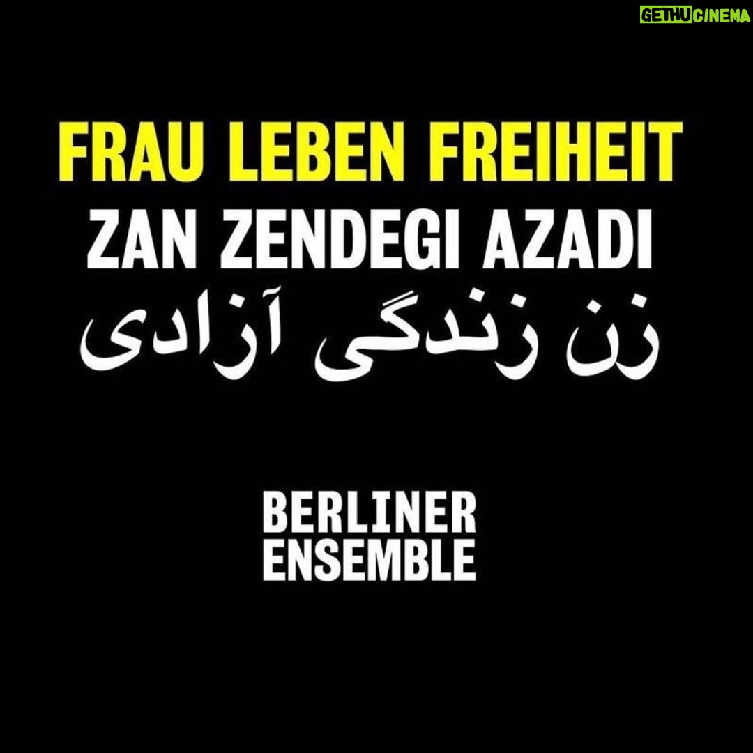 Katja Riemann Instagram - Am 28.11.2022 im Berliner Ensemble, @blnensemble Ich freue mich, dass ich bei diesem Abend dabei sein darf. Wir werden gemeinsam kluge und emotionale Texte lesen, miteinander sprechen, musizieren, singen, lachen, weinen und uns umarmen. Das ist, was wir tun können…. Kommt! Ihr werdet gesehen von den Iranerinnen und Iranern, die gerade ihr Leben einsetzen. Wir werden gesehen von ihnen, sie wissen, dass wir mit ihnen sind, ihre Stimme sein wollen und zu ihnen stehen… Kommt und lasst uns einen Abend ohne Zynismus verbringen, sondern in Zuneigung. (…fängt auch mit Z an…) Ich freue mich, euch dort zu sehen. (Tickets online via Berliner Ensemble) Danke an das BE, uns ihr Theater zur Verfügung zu stellen. Dank an die wunderbaren Initiatorinnen und Organisatorinnen. @melika_foroutan_ @jazmatab @sarah_sandeh Dank an die Journalistinnen und Kolleginnen, die den Abend unterstützen: @natalie_amiri @meret.becker @jasminshakeri @iris_berben @isabelschayani