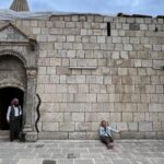 Katja Riemann Instagram - Camp Sharya, Duhok, Kurdistan-Irak. #lalish, Heiligtum der Jesid.innen. Bin hier auf Projektreise mit Dr. Jan Ilhan Kizilhan um über die Situation der Jesid.innen zu lernen und bin gestern zufällig in das Center von @hawar.help gestolpert... :-)) Duhok, Iraq