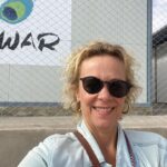 Katja Riemann Instagram - Camp Sharya, Duhok, Kurdistan-Irak. #lalish, Heiligtum der Jesid.innen. Bin hier auf Projektreise mit Dr. Jan Ilhan Kizilhan um über die Situation der Jesid.innen zu lernen und bin gestern zufällig in das Center von @hawar.help gestolpert... :-)) Duhok, Iraq