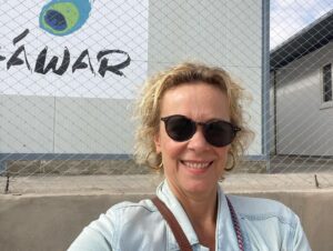 Katja Riemann Instagram - Camp Sharya, Duhok, Kurdistan-Irak. #lalish, Heiligtum der Jesid.innen. 

Bin hier auf Projektreise mit Dr. Jan Ilhan Kizilhan um über die Situation der Jesid.innen zu lernen und bin gestern zufällig in das Center von @hawar.help gestolpert... :-))