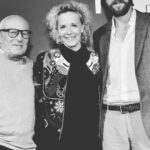 Katja Riemann Instagram - Was für eine unglaubliche location für ein Filmfestival…man möchte immerzu auf den blauen Scharmützelsee schauen und fragt sich, wie konnten die Menschen die Schönheit und Intelligenz der Natur in so kurzer Zeit versauen... Hier hat #volkerschlöndorff seine Doku „Der Waldmacher“ gezeigt, in der es um Wiederbewaldung in westafrikanischen communities geht., indem man den unterirdischen Wald wieder zum Leben bringt. @filmohnegrenzen @gutundboesel @maxbefort (hat mich netter Weise begleitet) photos by @boristrenkel.fotografie