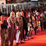 Katja Riemann Instagram - Gestern auf der Berlinale Eröffnung. Nachdem die afd-Personen ausgeladen worden waren, hat sich dennoch eine Gruppe Filmschaffender, mit und ohne Einladung und mit dem support der Berlinale-Veranstalter für einen kurzen slot auf dem Teppich versammelt, um daran zu erinnern, dass Demokratie kein Garant ist und wir da alle irgendwie mitmachen müssen, sonst ist sie schneller wieder verschwunden, als wir es glauben mögen. Es wurde still, als wir da standen… Danke an die Kolleginnen, die sich so sehr eingesetzt haben, dies zu organisieren, allen voran @lluluisa @melika_foroutan_ @pegahferydoni und alle anderen. Photo by @tinakrohnphoto