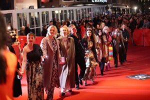 Katja Riemann Instagram - Gestern auf der Berlinale Eröffnung. Nachdem die afd-Personen ausgeladen worden waren, hat sich dennoch eine Gruppe Filmschaffender, mit und ohne Einladung und mit dem support der Berlinale-Veranstalter für einen kurzen slot auf dem Teppich versammelt, um daran zu erinnern, dass Demokratie kein Garant ist und wir da alle irgendwie mitmachen müssen, sonst ist sie schneller wieder verschwunden, als wir es glauben mögen. Es wurde still, als wir da standen…
Danke an die Kolleginnen, die sich so sehr eingesetzt haben, dies zu organisieren, allen voran @lluluisa @melika_foroutan_ @pegahferydoni und alle anderen. 

Photo by @tinakrohnphoto