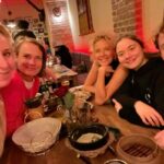 Katja Riemann Instagram - Das war unser wonderful Valentines-Dinner. 4 singles and 1 wedded. Wir haben alles aufgegessen, die Sonne müsste demnach eigentlich scheinen… @tinakrohnphoto @hannah_schiller @paul.ahrenss @isaprahl Und am 7. März kommt die Serie, die wir alle zusammen gefertigt haben in die Mediathek. „reset“. Berlin