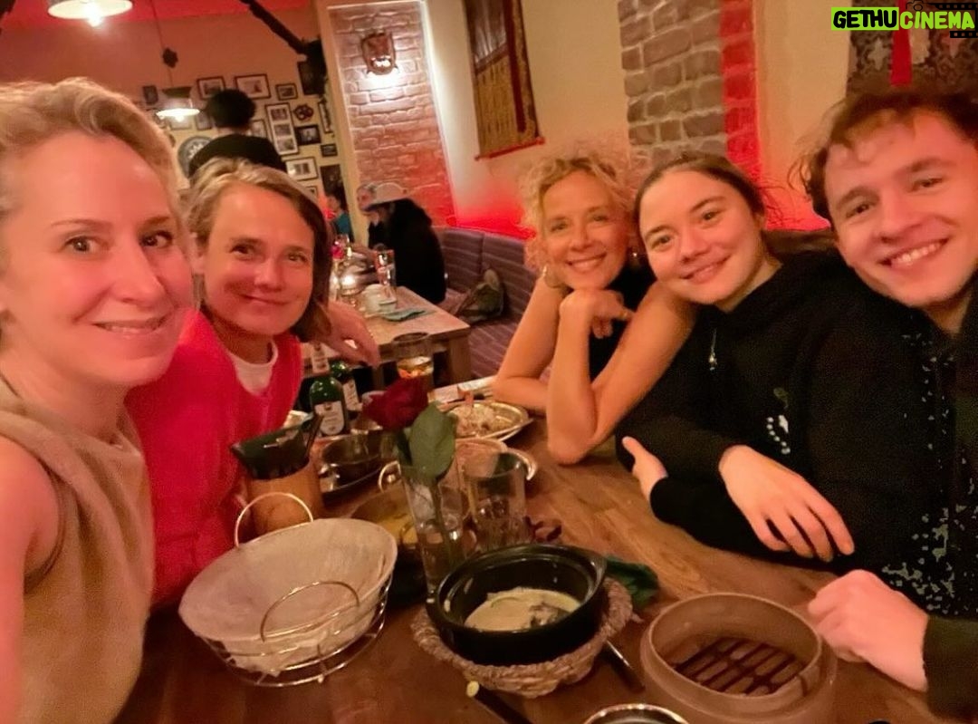 Katja Riemann Instagram - Das war unser wonderful Valentines-Dinner. 4 singles and 1 wedded. Wir haben alles aufgegessen, die Sonne müsste demnach eigentlich scheinen… @tinakrohnphoto @hannah_schiller @paul.ahrenss @isaprahl Und am 7. März kommt die Serie, die wir alle zusammen gefertigt haben in die Mediathek. „reset“. Berlin