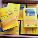 Katja Riemann Instagram - Just arrived!!!!! 💛 Out am 28.2.2024 - in der Buchhandlung deines und Ihres Vertrauens und online jetzt schon bestellbar! Everywhere. Und selbstredend auch als AUDIOBOOK auf allen Plattformen erhältlich. Ja, hab ich selbst gelesen :-))) Ich freue mich so sehr, Leute. Ich würde wedeln, wenn ich könnte. Drei Jahre bin ich dafür gereist und habe geschrieben, bis ich einen Tennisarm hatte. 🙄Nun ist es fertig. Gedruckt, zong. Danke an all die wunderbaren Menschen, die mich auf den Reisen empfangen und begleitet haben!!!! Ihr bekommt alle noch eure credits, ich muss nur erstmal aufhören zu zittern …. Ich geh mal ne Runde im Regen spazieren, glaub ich… Mein Audiobook-Label, die mit mir voll Begeisterung, Überzeugung, Professionlität und Herzlichkeit die Aufnahmen gemacht haben, nachdem mir vier andere Hörbuchverlage aufgrund des Themas abgesagt hatten: @lauscherlounge Mein grossartiger Buchverlag, der mich damals ermutigte weiterzuschreiben, danke @vogel_oliver, nachdem mein erstes Buch in einer Pandemie ertrank: @s.fischer