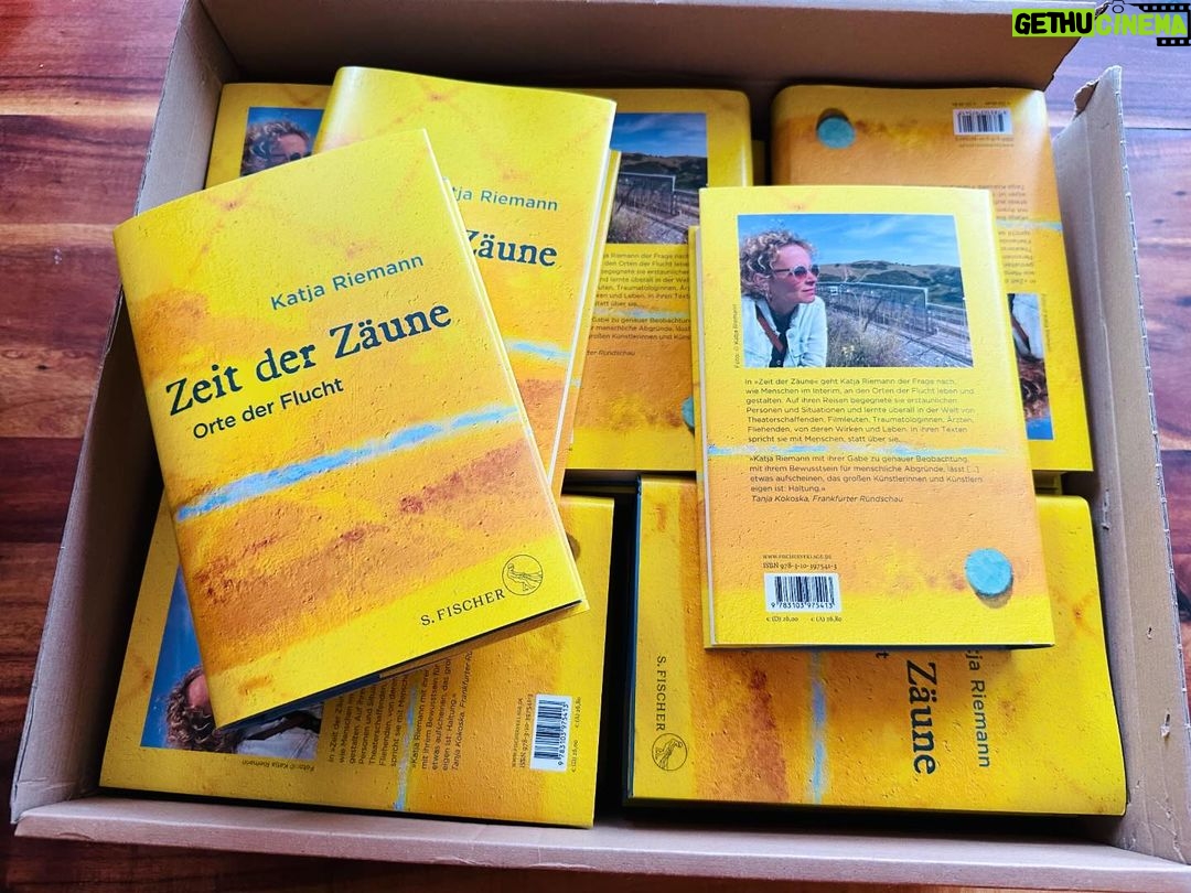 Katja Riemann Instagram - Just arrived!!!!! 💛 Out am 28.2.2024 - in der Buchhandlung deines und Ihres Vertrauens und online jetzt schon bestellbar! Everywhere. Und selbstredend auch als AUDIOBOOK auf allen Plattformen erhältlich. Ja, hab ich selbst gelesen :-))) Ich freue mich so sehr, Leute. Ich würde wedeln, wenn ich könnte. Drei Jahre bin ich dafür gereist und habe geschrieben, bis ich einen Tennisarm hatte. 🙄Nun ist es fertig. Gedruckt, zong. Danke an all die wunderbaren Menschen, die mich auf den Reisen empfangen und begleitet haben!!!! Ihr bekommt alle noch eure credits, ich muss nur erstmal aufhören zu zittern …. Ich geh mal ne Runde im Regen spazieren, glaub ich… Mein Audiobook-Label, die mit mir voll Begeisterung, Überzeugung, Professionlität und Herzlichkeit die Aufnahmen gemacht haben, nachdem mir vier andere Hörbuchverlage aufgrund des Themas abgesagt hatten: @lauscherlounge Mein grossartiger Buchverlag, der mich damals ermutigte weiterzuschreiben, danke @vogel_oliver, nachdem mein erstes Buch in einer Pandemie ertrank: @s.fischer