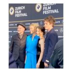 Katja Riemann Instagram - DANKE liebes @zurichfilmfestival für die Einladung unseres Filmes STELLA. Ich kann zumindest für mich sagen, dass es zwei wundervolle Tage waren, die ich dort verbringen durfte, anlässlich der sogenannten „Welt“premiere des Films. Hier auf den Photos stehen wir lächelnd nebeneinander: Die umwerfenden Hauptdarsteller @paulabeer__ und @jannisniewoehner_official und mein bezaubernder österreichischer Kollege @lukas_miko_actor , der meinen Ehemann spielte. Der Teppich in Zürich ist grün und ich nehme das mal als Statement, dass man dafür ist, auch noch in zukünftigen Dekaden Filme machen zu wollen, mit weniger Raubbau an Natur und der Zukunft unserer Kinder und Kindeskindern. Unter dem Baum sieht man von links nach rechts den one and only #benedictneuenfels, der Director of photography, man sieht unseren energetischen und energischen Produzenten Michael Lehmann @studio.hamburg.produktion , man sieht den Regisseur und Ko-Autor @kilian.riedhof , der uns durch diese Reise geleitet hat und dann ist da rechts außen (ausgerechnet) mein Freund @joel.basman, der zu meiner Freude auch mitspielte. Weiter hinten, da wo „Galapremiere“ steht, sieht man sehr viele Menschen nebeneinanderstehen, ehrlich gesagt geht es da rechts und links noch weiter, es sind zum allergrössten Teil die Produzent.innen, die diesen Film ermöglicht haben und dafür danke ich ihnen allen. Es war ein krasser Weg für alle und im Januar24 kommt der Film in deutsche Kinos und Ende Oktober23 in australische Kinos, kein Witz. Ich halte euch auf dem Laufenden, auch darüber, worum es geht… Bis dahin, geniesst die sanfte Sonne, die unsere Seelen streichelt. Zürich, Switzerland