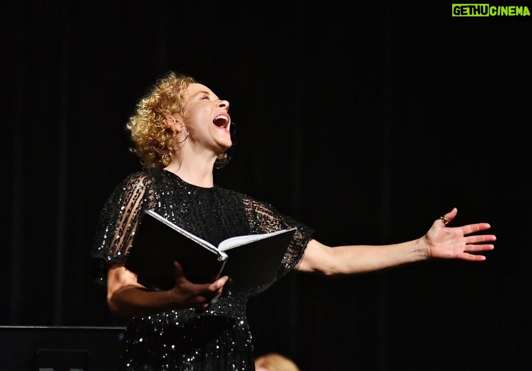 Katja Riemann Instagram - Beweisfotos Konzert „Denn wer nur Neuzeit anerkennt, nicht auch das fossile Instrument, der hat vielleicht verfrüht gehasst und so nicht Weniges verpasst. Wer umgekehrt Fossilien pflegt Und nicht auch Gegenwart verträgt, der wird die Welt nur mehr verkleinern und am Ende selbst versteinern.“ (Roger Willemsen, Karneval der Tiere) @hoelscherfranziska @marianna_shi @fraenkischersommer