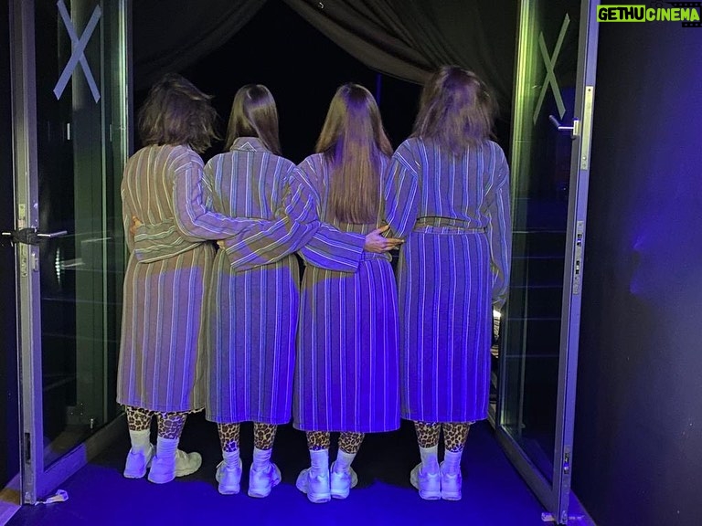 Katja Riemann Instagram - Es war so schön!! Nun geht‘s zurück nach Haus, nach Berlin. @vidina.popov @svenjaliesaux @nastyagee @ruhrfestspiele @maxim_gorki_theater @sibylle_berg