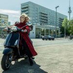 Katja Riemann Instagram - WIR DREHEN! Jetzt dürfen wir‘s endlich sagen… Seit 5 Wochen filmen wir die Serie PLAN B, in der es um die Zeitreisen einer Frau geht, die versucht ihr Kind vor dem Suizid zu retten. Ich kann sagen, es ist wahnsinnig emotional… Mit dabei sind die wunderbare @hannah_schiller , die meine Tochter spielt, @paul.ahrenss meinen Sohn, @thomasloibl.official den Vater, @dejanbucin meinen Liebsten und @sara_fazilat und @ullarenneke als meine Kolleginnen und viele mehr. Die Regie haben @isaprahl und @eoinbmoore übernommen. Und dann gibt‘s da noch die force of nature, unsere Kamerafrau Yieun Ji aka @gin_toxic_ ! Photo by @tinakrohnphoto Wir wissen noch nicht, wann‘s in der @zdfmediathek gesendet wird, müssen das ja erstmal noch zwei Monate runterkurbeln, aber ich sage es, sowie wir‘s wissen. Macht‘s gut und geniesst das Licht. ❤️ PS: Danke euch jetzt schon für die vielen begeisterten und liebevollen Kommentare! Das motiviert!🙏🏽