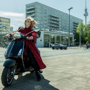 Katja Riemann Instagram - WIR DREHEN! Jetzt dürfen wir‘s endlich sagen… Seit 5 Wochen filmen wir die Serie PLAN B, in der es um die Zeitreisen einer Frau geht, die versucht ihr Kind vor dem Suizid zu retten. Ich kann sagen, es ist wahnsinnig emotional…
Mit dabei sind die wunderbare @hannah_schiller , die meine Tochter spielt, @paul.ahrenss meinen Sohn, @thomasloibl.official den Vater, @dejanbucin meinen Liebsten und @sara_fazilat und @ullarenneke als meine Kolleginnen und viele mehr. 
Die Regie haben @isaprahl und @eoinbmoore übernommen. Und dann gibt‘s da noch die force of nature, unsere Kamerafrau Yieun Ji aka @gin_toxic_ ! 

Photo by @tinakrohnphoto 

Wir wissen noch nicht, wann‘s in der @zdfmediathek gesendet wird, müssen das ja erstmal noch zwei Monate runterkurbeln, aber ich sage es, sowie wir‘s wissen.
Macht‘s gut und geniesst das Licht. 
❤️

PS: Danke euch jetzt schon für die vielen begeisterten und liebevollen Kommentare! Das motiviert!🙏🏽