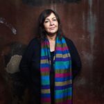 Katja Riemann Instagram - Vor ein paar Tagen ist Nadia Nadir von uns gegangen. Sie kam aus Afghanistan und lebte in Hamburg, wo sie vor 30 Jahren den „Afghanischen Frauenverein“ gründete. Sie war eine enge Freundin von Roger Willemsen, mit dem sie wiederholte Male nach Afghanistan reiste und er schrieb über diese Reisen. 2020 wurde die Safaa-Mädchenschule in Gedenken an Roger Willemsen vor den Toren Kabuls, fertiggestellt. Nadias Herzlichkeit und Zuneigung erreichte jede Person, die ihr begegnete, sie sprach aus jeder Zeile, die sie mir schrieb. Sie hat soviel erreicht und die afghanischen Frauen hüben wie drüben immer begleitet. Vermutlich brach ihr Herz, als die Taliban zurückkehrten. Ich bin dankbar, dass sie für eine Weile in meinem Leben war oder ich in ihrem. Ich stelle mir vor, dass ihr Freund Roger mit seinem unbändigen Witz sie nun empfangen wird…. „In jeder Kultur gibt es die Vorstellung, dass aus diesem Fluidum das die Seele ist, irgendetwas anderes wird, als nichts. Vielleicht regnen wir wieder runter.“ (Roger Willemsen)