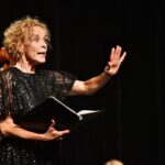 Katja Riemann Instagram - Beweisfotos Konzert „Denn wer nur Neuzeit anerkennt, nicht auch das fossile Instrument, der hat vielleicht verfrüht gehasst und so nicht Weniges verpasst. Wer umgekehrt Fossilien pflegt Und nicht auch Gegenwart verträgt, der wird die Welt nur mehr verkleinern und am Ende selbst versteinern.“ (Roger Willemsen, Karneval der Tiere) @hoelscherfranziska @marianna_shi @fraenkischersommer