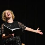 Katja Riemann Instagram - Beweisfotos Konzert „Denn wer nur Neuzeit anerkennt, nicht auch das fossile Instrument, der hat vielleicht verfrüht gehasst und so nicht Weniges verpasst. Wer umgekehrt Fossilien pflegt Und nicht auch Gegenwart verträgt, der wird die Welt nur mehr verkleinern und am Ende selbst versteinern.“ (Roger Willemsen, Karneval der Tiere) @hoelscherfranziska @marianna_shi @fraenkischersommer