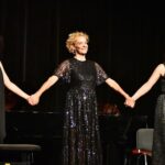 Katja Riemann Instagram - Beweisfotos Konzert „Denn wer nur Neuzeit anerkennt, nicht auch das fossile Instrument, der hat vielleicht verfrüht gehasst und so nicht Weniges verpasst. Wer umgekehrt Fossilien pflegt Und nicht auch Gegenwart verträgt, der wird die Welt nur mehr verkleinern und am Ende selbst versteinern.“ (Roger Willemsen, Karneval der Tiere) @hoelscherfranziska @marianna_shi @fraenkischersommer