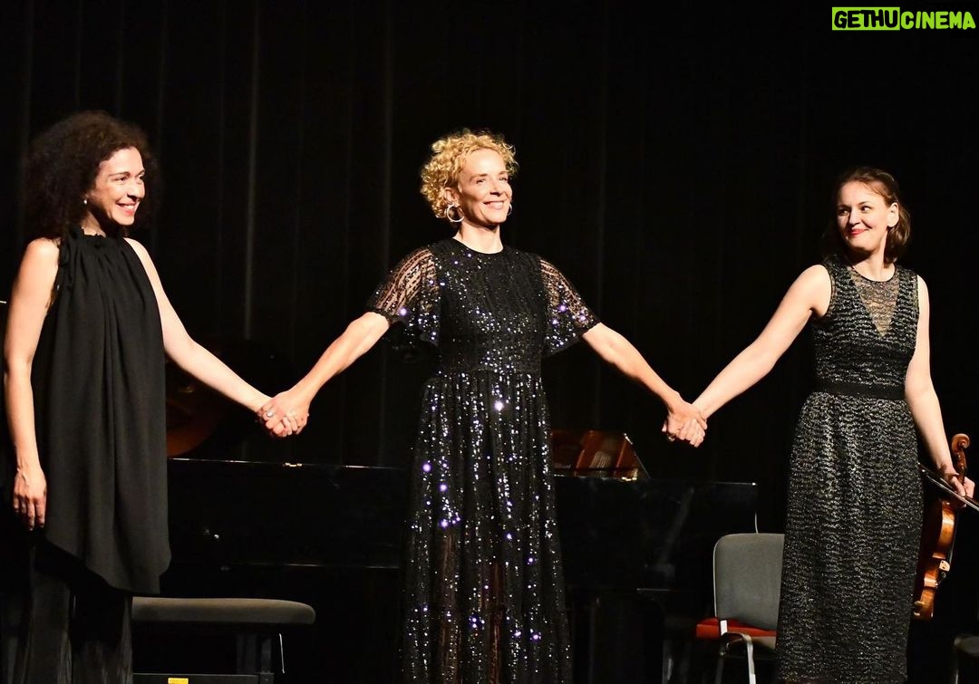 Katja Riemann Instagram - Beweisfotos Konzert „Denn wer nur Neuzeit anerkennt, nicht auch das fossile Instrument, der hat vielleicht verfrüht gehasst und so nicht Weniges verpasst. Wer umgekehrt Fossilien pflegt Und nicht auch Gegenwart verträgt, der wird die Welt nur mehr verkleinern und am Ende selbst versteinern.“ (Roger Willemsen, Karneval der Tiere) @hoelscherfranziska @marianna_shi @fraenkischersommer
