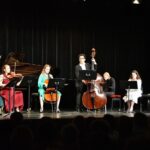 Katja Riemann Instagram - Beweisfotos Konzert „Denn wer nur Neuzeit anerkennt, nicht auch das fossile Instrument, der hat vielleicht verfrüht gehasst und so nicht Weniges verpasst. Wer umgekehrt Fossilien pflegt Und nicht auch Gegenwart verträgt, der wird die Welt nur mehr verkleinern und am Ende selbst versteinern.“ (Roger Willemsen, Karneval der Tiere) @hoelscherfranziska @marianna_shi @fraenkischersommer