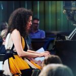 Katja Riemann Instagram - Mensch. So schnell geht‘s weiter. Mit meinen beiden liebsten Musikerinnen @marianna_shi und @hoelscherfranziska spielen wir TONIGHT unser Programm „Karneval des Glücks“, basierend auf Texten von #rogerwillemsen mit VIIEEL Musik auf dem Musikfestival @fraenkischersommer, gemeinsam mit Studierenden der Musikhochschulen in Nürnberg und Würzburg. Ich freue mich. Neustadt an der Aisch