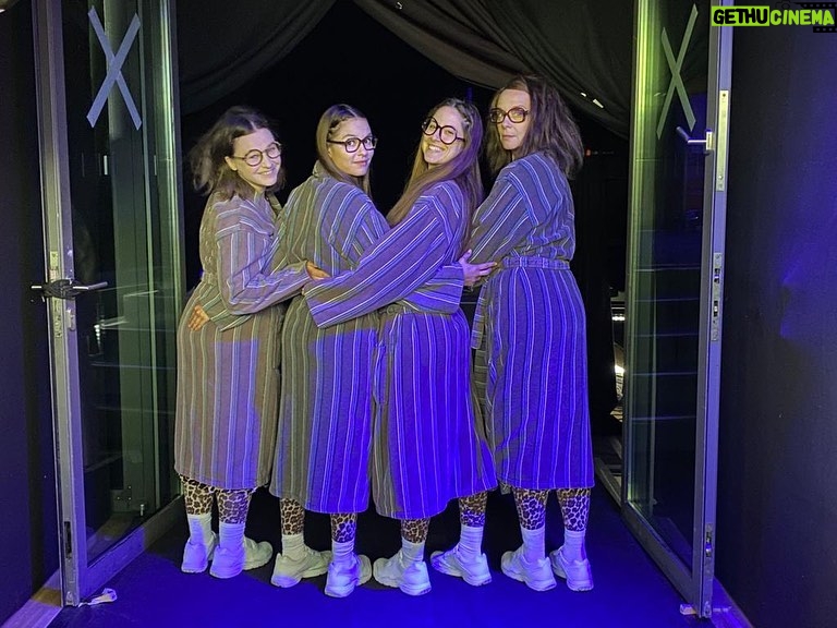 Katja Riemann Instagram - Es war so schön!! Nun geht‘s zurück nach Haus, nach Berlin. @vidina.popov @svenjaliesaux @nastyagee @ruhrfestspiele @maxim_gorki_theater @sibylle_berg