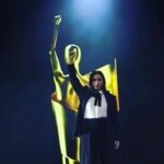 Katja Riemann Instagram - What a night. Der Deutsche Filmpreis 2023 wurde letzten Freitag verliehen. @jasminshakeri führte fulminant durch den Abend, den @katjavongarnier und @var7an inszenierten. Die Tänzer der @flyingsteps kamen aus dem Himmel geflogen und Jasmins „Ode an die Kunst“ hat uns alle tief berührt. Herzlichen Glückwunsch an alle Nominierte und Gewinner.innen, eure Freude und Energie gibt Hoffnung und Mut weiterzumachen. Vielen Dank an meine Freundinnen und Kolleginnen @jazmatab und #nicolettekrebitz für die gemeinsame Laudatio für Filmmusik. In Musik sind unsere Zeitpfeiler aufbewahrt. @filmpreis #womenlifefreedom #jinjiyanazadi #zanzendegiazadi
