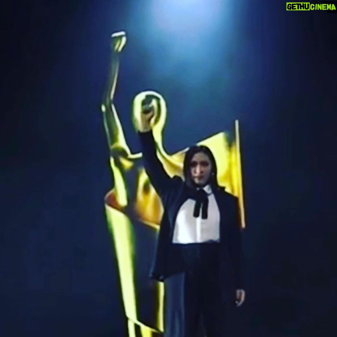 Katja Riemann Instagram - What a night. Der Deutsche Filmpreis 2023 wurde letzten Freitag verliehen. @jasminshakeri führte fulminant durch den Abend, den @katjavongarnier und @var7an inszenierten. Die Tänzer der @flyingsteps kamen aus dem Himmel geflogen und Jasmins „Ode an die Kunst“ hat uns alle tief berührt. Herzlichen Glückwunsch an alle Nominierte und Gewinner.innen, eure Freude und Energie gibt Hoffnung und Mut weiterzumachen. Vielen Dank an meine Freundinnen und Kolleginnen @jazmatab und #nicolettekrebitz für die gemeinsame Laudatio für Filmmusik. In Musik sind unsere Zeitpfeiler aufbewahrt. @filmpreis #womenlifefreedom #jinjiyanazadi #zanzendegiazadi