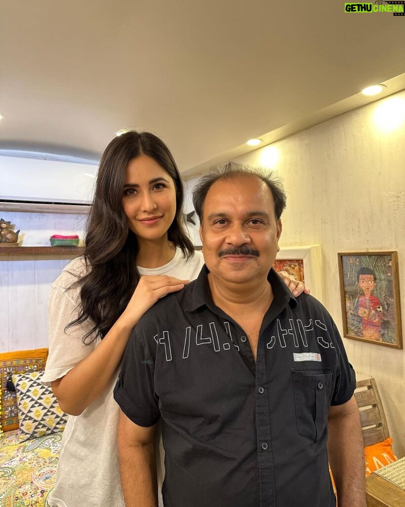 Katrina Kaif Instagram - आज बीस साल पूरे हो गए 🤍 Mr Ashok Sharma @sharmaashok01 The person who has spent the most time with me in the last 20 years ☺️ From laughs …to motivating pep talks💪🏽 …..to fights over me not drinking what I’ve asked for ☕️ or me changing my mind about what I actually want 🙈 To Ashok shedding a few tears if someone gave me a tough time on set 😌 We’ve been through it all, his friendly face there every day , the one constant, usually knowing what I want before I do, always keeping a watchful eye on me . Here’s to the next 20 🌟