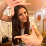 Katrina Kaif Instagram - Here looking at u 👀…… my 70 mil #instafamily 📸🤍🤍🤍