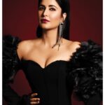 Katrina Kaif Instagram - Minimalism is another name for a black eyeliner and red lips 💯 Wearing #KayBeauty 💁🏻‍♀️ ✨Hydrating Foundation ✨Quick Dry Liquid Eyeliner - Black Canvas ✨ Matte Drama Lipstick - Rolling ✨ Matte Blush - Dusty Rose ✨ Illuminating Highlighter - Frosted Ice @kaybykatrina