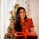 Katrina Kaif Instagram - Meri aur team #MerryChristmas ki taraf se aa raha hai ek tohfa… bas kuch hi der mein! 🎶🎶🎶