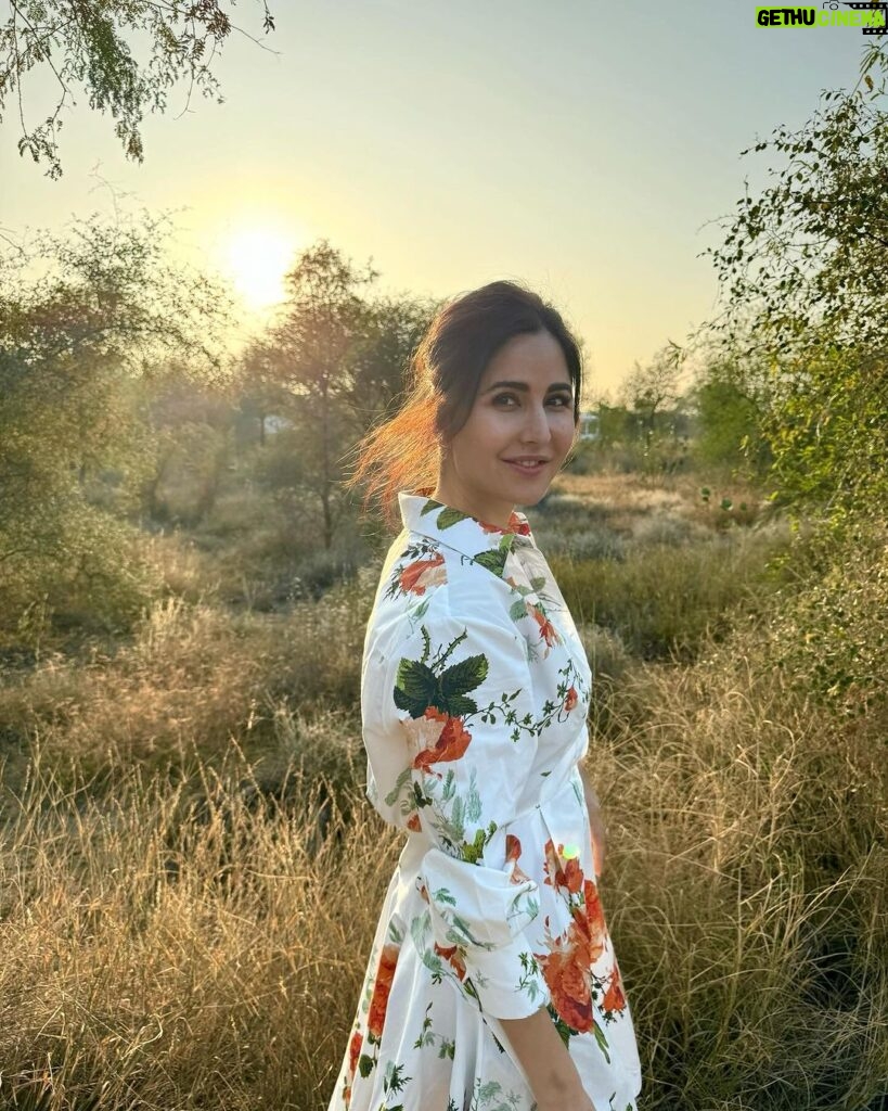 Katrina Kaif Instagram - Wishing Peace of mind , health , happiness and love for everyone in 2024 ….. 🤍🤍🤍
