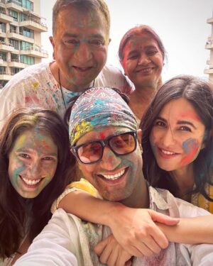 Katrina Kaif Instagram - Happy Holiiiiiiiiiiiii 🌈