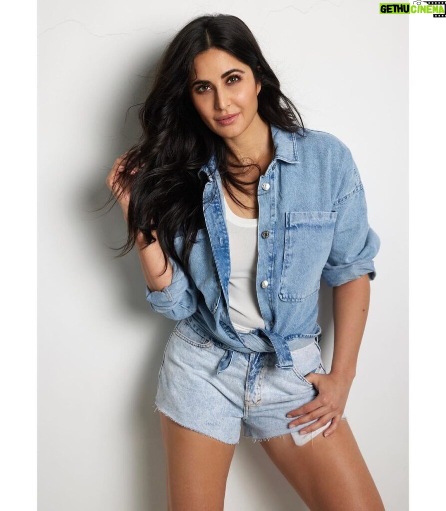 Katrina Kaif Instagram - Just a little post pack up posing 🌞 📸