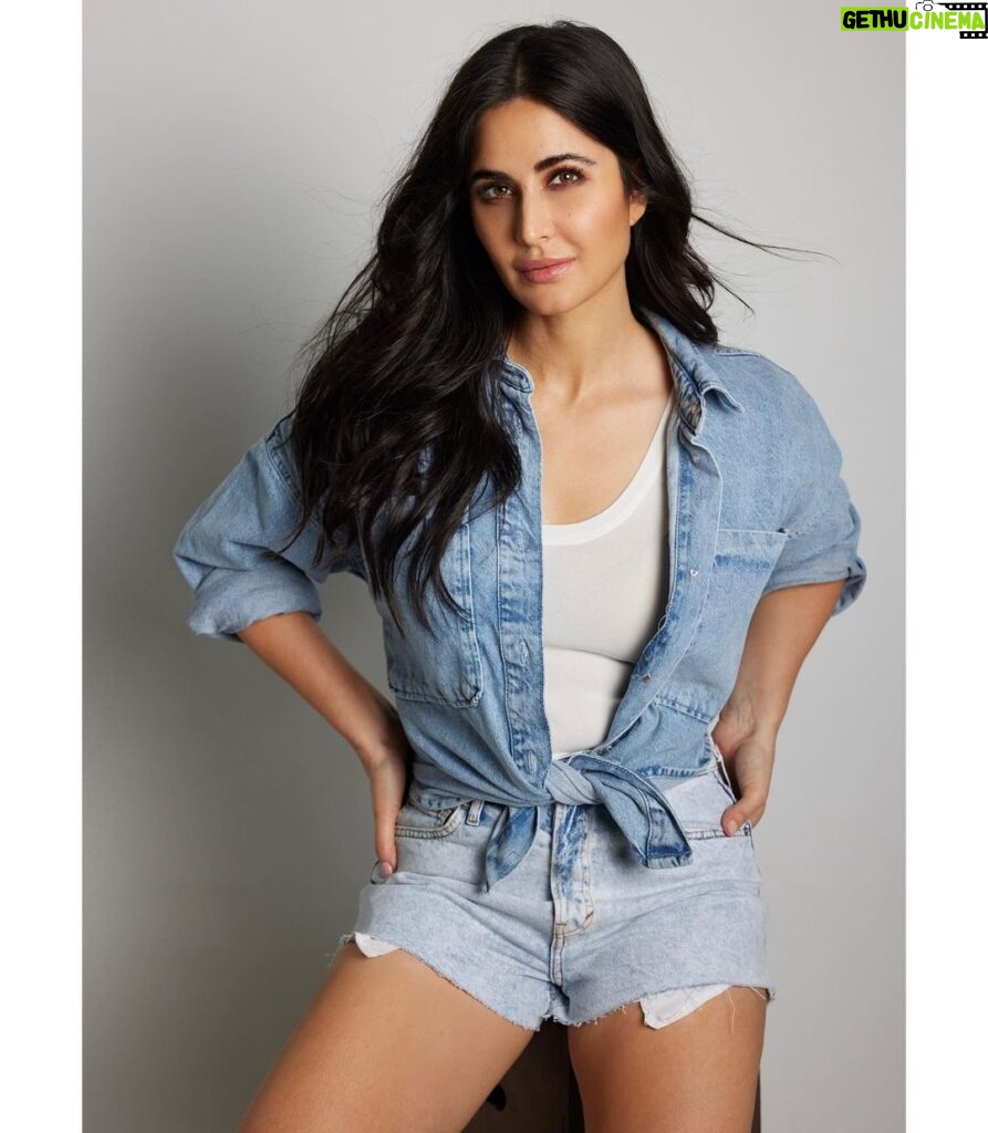 Katrina Kaif Instagram - Just a little post pack up posing 🌞 📸