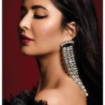 Katrina Kaif Instagram - Minimalism is another name for a black eyeliner and red lips 💯 Wearing #KayBeauty 💁🏻‍♀️ ✨Hydrating Foundation ✨Quick Dry Liquid Eyeliner - Black Canvas ✨ Matte Drama Lipstick - Rolling ✨ Matte Blush - Dusty Rose ✨ Illuminating Highlighter - Frosted Ice @kaybykatrina