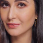Katrina Kaif Instagram - Diwali is just around the corner, and I’m all about that festive glow!! 💫 Get that extra sparkle with a quick dose of festive glamour✨💖 Let’s shine together this season🌟 Look breakdown 👀👇🏼 • Eyeshadow Palette - Pure Bloom • 24HR Coloured Matte Kajal - Brown • Gel Eye Pencil - Bronze • La La Lash Volumizing Mascara - Midnight • Lip Tint - Honey • Illuminating Highlighter - Champagne Fizz #KayBeauty #KayByKatrina