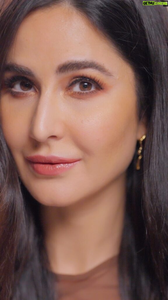 Katrina Kaif Instagram - Diwali is just around the corner, and I’m all about that festive glow!! 💫 Get that extra sparkle with a quick dose of festive glamour✨💖 Let’s shine together this season🌟 Look breakdown 👀👇🏼 • Eyeshadow Palette - Pure Bloom • 24HR Coloured Matte Kajal - Brown • Gel Eye Pencil - Bronze • La La Lash Volumizing Mascara - Midnight • Lip Tint - Honey • Illuminating Highlighter - Champagne Fizz #KayBeauty #KayByKatrina
