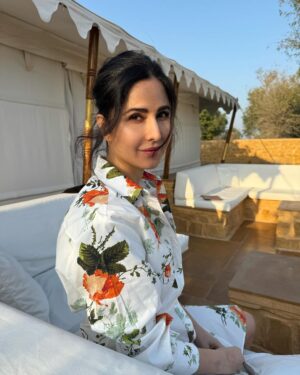 Katrina Kaif Instagram - Wishing Peace of mind , health , happiness and love for everyone in 2024 ….. 🤍🤍🤍