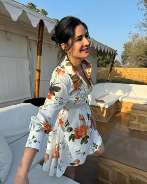 Katrina Kaif Instagram - Wishing Peace of mind , health , happiness and love for everyone in 2024 ….. 🤍🤍🤍