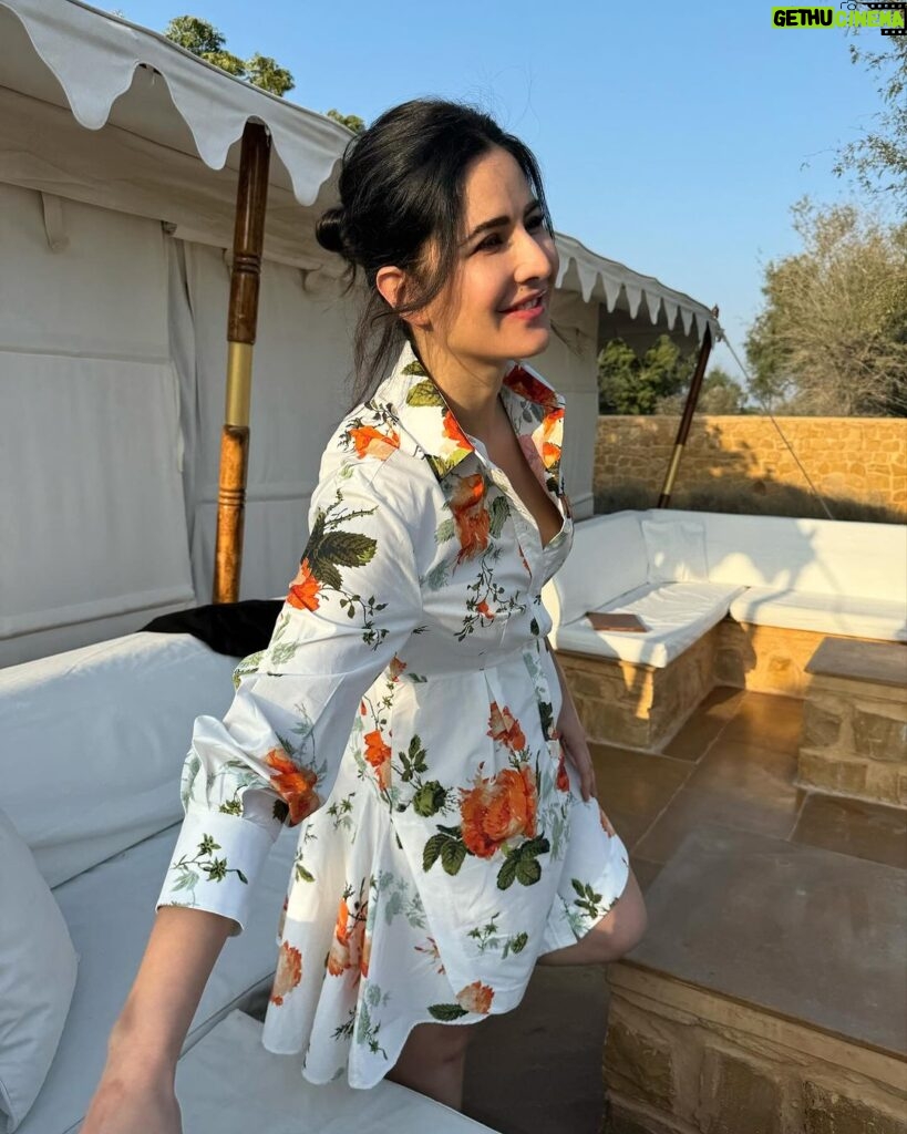 Katrina Kaif Instagram - Wishing Peace of mind , health , happiness and love for everyone in 2024 ….. 🤍🤍🤍