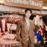 Kavinpat Thanahiransilp Instagram - 🪩🌟STEP INTO BEAUTY MAGIC WITH CLUB MAGIC 🌟🪩 ชาร์ลอต ทิวเบอร์รี่ ขอเชิญทุกคนเข้าสู่ Charlotte’s Club Magic ป๊อปอัพอีเว้นท์สุดมหัศจรรย์แห่งปี พร้อมมอบความสุขให้กับทุกคนด้วยเซตของขวัญสุดพิเศษจากคอลเลคชั่น Holiday 2023 พิเศษ! ลุ้นรับของขวัญเพิ่มเมื่อช้อปผลิตภัณฑ์ใดๆ ภายในงานที่ตู้ Magic Vending Machine 💖 โซน Hall of Fame ชั้น M ศูนย์การค้าสยาม พารากอน ตั้งแต่วันนี้ - 1 พ.ย. 66 @Charlottetilbury #CharlotteTilburyTH #ClubMagic #StepIntoMagic #Charlottetilburyholiday outfit: @houseoftatayvon Siam Paragon