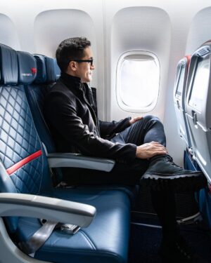 Keahu Kahuanui Instagram - Since 2001, I've flown around 250-300k miles with numerous airlines in all classes so when Delta Airlines invited me to take their NEW 5-star Main Cabin service to London, I was excited to compare notes and find out that not only have flight attendants personally helped to redesign the experience, it also includes an upgraded menu, welcome drink (like in first and biz class), actual Ben & Jerry's ice cream and... chocolate while you wait to deplane. #ad
-------------------------------
Window or aisle, and why?
